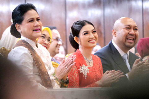 Selvi Ananda mengenakan kebaya merah rancangan Biyan di momen pelantikan Menteri Kabinet Merah Putih. Foto: Jimboeng Photography