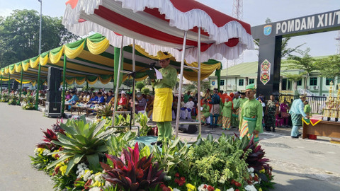 Pj Wali Kota Pontianak, Ani Sofian saat memimpin upacara peringatan HUT Kota Pontianak. Foto: Akademus Caturio/Hi!Pontianak