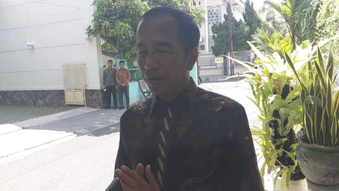 Presiden RI ke-7 Jokowi usai menerima Syeikh Nahayan Mubarak Al Nahyan di Jalan Kutai Utara 1, Kelurahan Sumber, Kecamatan Banjarsari, Solo, Jawa Tengah, Rabu (23/10/2024). Foto: kumparan