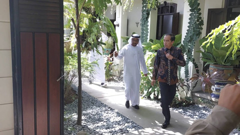 Menteri Toleransi dan Hidup Berdampingan Uni Emirat Arab, Syeikh Nahayan Mubarak Al Nahyan berkunjung ke kediaman Presiden RI ke-7 Jokowi di Jalan Kutai Utara 1, Kelurahan Sumber, Kecamatan Banjarsari, Solo, Jawa Tengah, Rabu (23/10/2024). Foto: kumparan