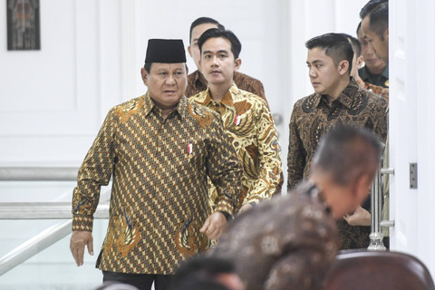 Presiden Prabowo Subianto (kiri) dan Wakil Presiden Gibran Rakabuming Raka (kedua kiri) didampingi Seskab Teddy Indra Wijaya (kanan) bersiap memimpin sidang kabinet paripurna di Kantor Presiden, Jakarta, Rabu (23/10/2024). Foto: Hafidz Mubarak A/Antara Foto 