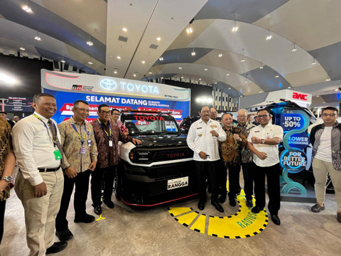 Ketua Umum Gabungan Industri Kendaraan Bermotor Indonesia (Gaikindo), Yohannes Nangoi bersama PJ Gubernur Jawa Tengah, Nana Sudjana melihat pameran otomotif Gaikindo Indonesia International Auto Show (GIIAS) Semarang, Rabu (23/10/2024). Foto: Fitra Andrianto/kumparan