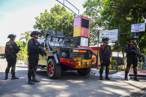Anggota Brimob berjaga jelang rapat kerja Presiden Prabowo Subianto dan retreat Kabinet Merah Putih 2024-2029 di kawasan Akademi Militer (Akmil) Magelang, Jawa Tengah, Kamis (24/10/2024). Foto: Muhammad Adimaja/ANTARA FOTO