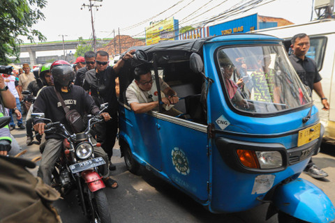 Calon  Gubernur Jakarta nomor urut satu Ridwan Kamil menaiki bajaj saat blusukan di Pasar Kebayoran, Jakarta, Kamis (24/10/2024). Foto: Iqbal Firdaus/kumparan