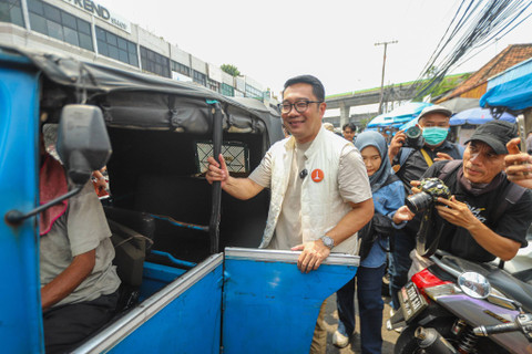 Calon  Gubernur Jakarta nomor urut satu Ridwan Kamil menaiki bajaj saat blusukan di Pasar Kebayoran, Jakarta, Kamis (24/10/2024). Foto: Iqbal Firdaus/kumparan