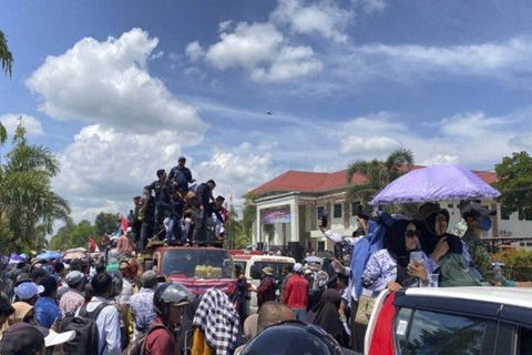 Ribuan guru yang menyambut Supriyani di depan PN Andoolo, Konawe Selatan, Sulawesi Tenggara, Kamis (24/10/2024). Foto: La Ode Muh Deden Saputra/ANTARA