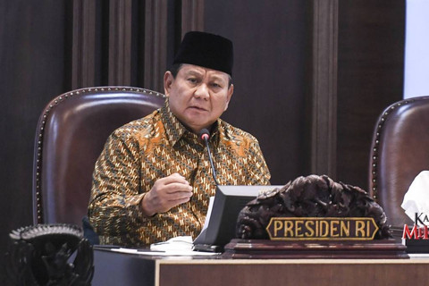 Prabowo Subianto memimpin sidang kabinet perdana di Istana Negara, Jakarta, Rabu (23/10). Foto: Hafidz Mubarak A/Antara Foto
