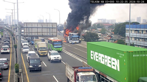 Kebakaran bus pariwisata di Jalan Tol Wiyoto Wiyono KM 3 pada Kamis (24/10/2024). Foto: Dok. Istimewa