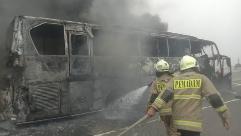 Kebakaran bus pariwisata di Jalan Tol Wiyoto Wiyono KM 3 pada Kamis (24/10/2024). Foto: Dok. Istimewa