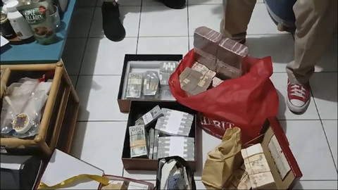 Penggeledahan kasus suap vonis Ronnald Tannur. Tampak tumpukan uang bernilai miliaran rupiah. Foto: Dok. Kejagung