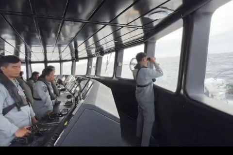 Bakamla RI Intercept China Coast Guard coba masuk kembali ke Wilayah Yurisdiksi Indonesia. Foto: Dok. Bakamla
