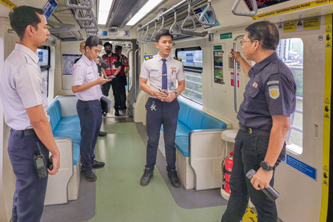 Direktur Utama PT Kereta Api Indonesia (Persero) atau KAI, Didiek Hartantyo, meninjau Stasiun LRT Jabodebek Dukuh Atas BNI. Foto: LRT Jabodebek