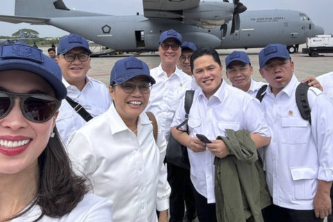 Sejumlah menteri dari Kabinet Merah Putih saat ingin menaiki pesawat Hercules. Foto: Instagram/ @widi.wardhana