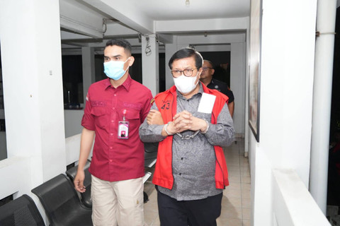 Hakim PN Surabaya, Erintuah Damanik, mengenakan rompi tahanan di Kejati Jatim, Rabu (23/10/2024). Dok. Kejati Jatim