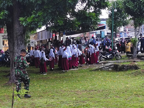 Anak sekolah mulai berkumpul sambut presiden, wapres, dan para menteri di Akmil Magelang, Kamis (24/10). Foto: Arfiansyah Panji Purnandaru/kumparan