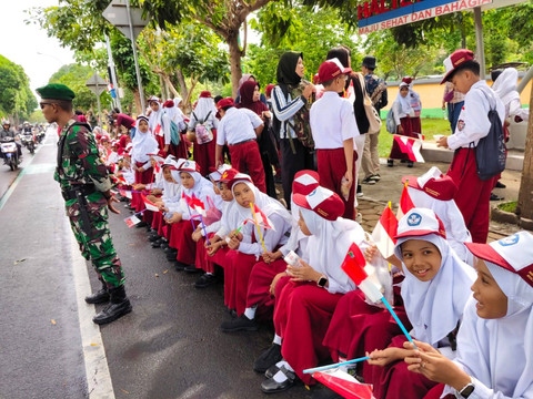 Anak sekolah mulai berkumpul sambut presiden, wapres, dan para menteri di Akmil Magelang, Kamis (24/10). Foto: Arfiansyah Panji Purnandaru/kumparan