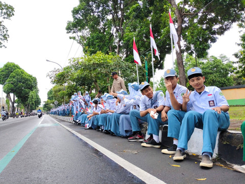 Anak sekolah mulai berkumpul sambut presiden, wapres, dan para menteri di Akmil Magelang, Kamis (24/10). Foto: Arfiansyah Panji Purnandaru/kumparan