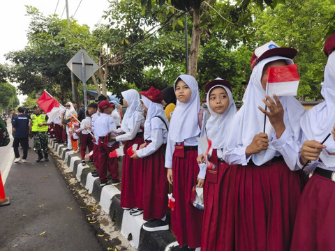 Siswa SD hingga SMA berjejer di sepanjang Jalan Jenderal Gatot Soebroto depan Akmil Magelang. Foto: Arfiansyah Panji Purnandaru/kumparan