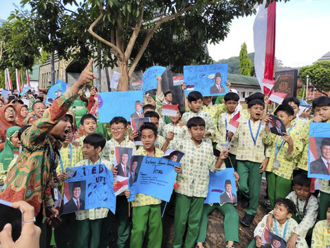 Sejumlah siswa bawa poster dan foto untuk sambut Presiden Prabowo Subianto di Akmil Magelang, Kamis (24/10/2024). Foto: Arfiansyah Panji Purnandaru/kumparan