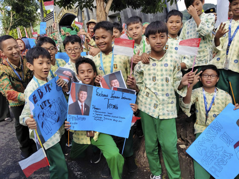 Sejumlah siswa bawa poster dan foto untuk sambut Presiden Prabowo Subianto di Akmil Magelang, Kamis (24/10/2024). Foto: Arfiansyah Panji Purnandaru/kumparan