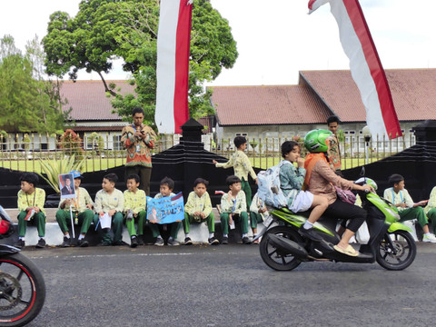 Sejumlah siswa bawa poster dan foto untuk sambut Presiden Prabowo Subianto di Akmil Magelang, Kamis (24/10/2024). Foto: Arfiansyah Panji Purnandaru/kumparan