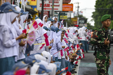 Sejumlah siswa membawa bendera Merah Putih saat akan menyambut kegiatan rapat kerja Presiden Prabowo Subianto dan retret Kabinet Merah Putih 2024-2029 di kawasan Akademi Militer (Akmil) Magelang, Jawa Tengah, Kamis (24/10/2024). Foto: Muhammad Adimaja/ANTARA FOTO