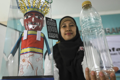 Anggota bank sampah menunjukan ondel-ondel dari limbah botol plastik saat pelatihan pemanfaatan sampah di Kelurahan Pamulang Timur, Tangerang Selatan, Banten, Kamis (24/10/2024). Foto: Sulthony Hasanuddin/ANTARA FOTO 