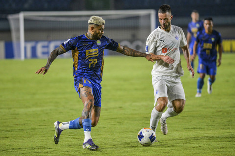Pemain Persib Bandung Ciro Alves berebut bola dengan pemain Lion City Sailors Singapura Bart Ramselaar pada pertandingan AFC Champions League Two Group F di Stadion Si Jalak Harupat, Kabupaten Bandung, Jawa Barat, Kamis (24/10/2024). Foto: Raisan Al Farisi/ANTARA FOTO