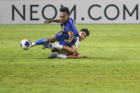 Pemain Persib Bandung Roby Darwis berebut bola dengan pemain Lion City Sailors Singapura Sergio Perez pada pertandingan AFC Champions League Two Group F di Stadion Si Jalak Harupat, Kabupaten B... </div>
<div class=