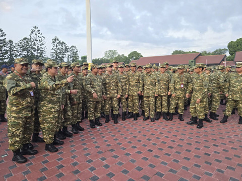 Presiden Prabowo Subianto bersama Menteri, Wakil Menteri, Kepala Badan/Lembaga hingga Utusan Khusus Presiden Kabinet Merah Putih memulai acara Retreat dengan latihan baris berbaris di Akmil, Magelang, Jumat (25/10/2024). Foto: Dok. PCO