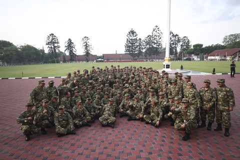 Presiden Prabowo Subianto bersama Menteri, Wakil Menteri, Kepala Badan/Lembaga hingga Utusan Khusus Presiden mengikuti retreat Kabinet Merah Putih di Akademi Militer Magelang, Jawa Tengah, Jumat (25/10/2024). Foto: Dok. Istimewa
