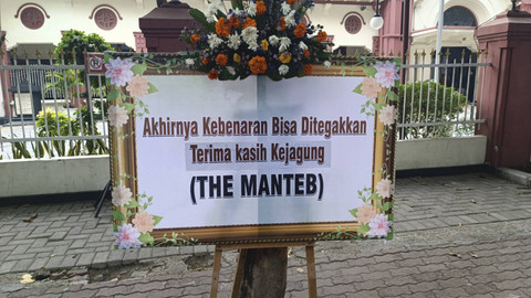 Karangan bunga di depan PN Surabaya, Jumat (25/10/2024).  Foto:  Farusma Okta Verdian/kumparan