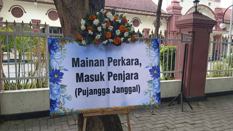 Karangan bunga di depan PN Surabaya, Jumat (25/10/2024).  Foto:  Farusma Okta Verdian/kumparan