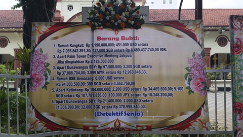 Karangan bunga di depan PN Surabaya, Jumat (25/10/2024).  Foto:  Farusma Okta Verdian/kumparan