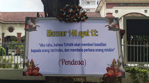 Karangan bunga di depan PN Surabaya, Jumat (25/10/2024).  Foto:  Farusma Okta Verdian/kumparan