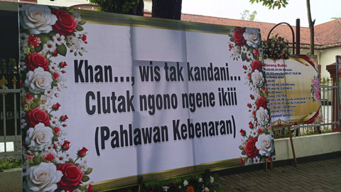 Karangan bunga di depan PN Surabaya, Jumat (25/10/2024).  Foto:  Farusma Okta Verdian/kumparan