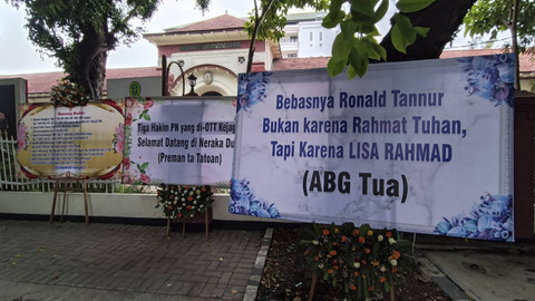 Karangan bunga di depan PN Surabaya, Jumat (25/10/2024).  Foto:  Farusma Okta Verdian/kumparan