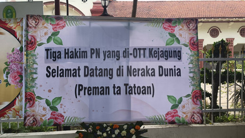 Karangan bunga di depan PN Surabaya, Jumat (25/10/2024).  Foto:  Farusma Okta Verdian/kumparan