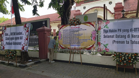 Karangan bunga di depan PN Surabaya, Jumat (25/10/2024).  Foto:  Farusma Okta Verdian/kumparan