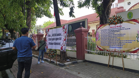 Karangan bunga di depan PN Surabaya, Jumat (25/10/2024).  Foto:  Farusma Okta Verdian/kumparan
