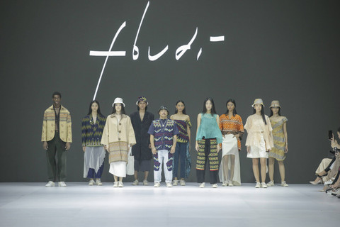 Koleksi fbudi untuk Cita Tenun Indonesia bertajuk Dialektika di Jakarta Fashion Week 2025. Foto: dok. Jakarta Fashion Week