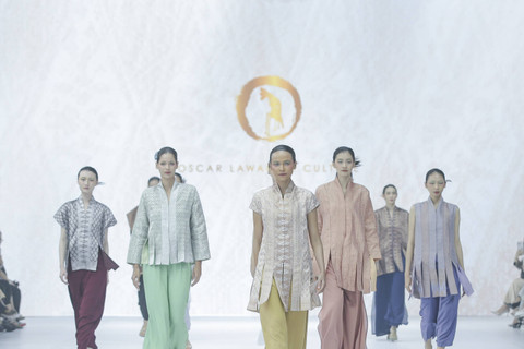 Koleksi Oscar Lawalata Culture untuk Cita Tenun Indonesia bertajuk Dialektika. Foto: dok. Jakarta Fashion Week