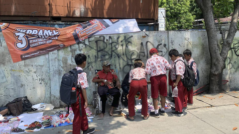 Pak Tarno saat tengah berjualan saat ditemui di depan SDN Semper Barat 01, Semper, Jakarta Utara, pada Jumat (25/10/2024). Foto: Vincentius Mario/kumparan