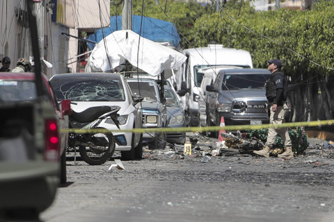Petugas kepolisian Forensik menyisir lokasi serangan bom mobil  di luar gedung keamanan publik Acambaro, negara bagian Guanajuato, Meksiko, Kamis (24/10/2024).  Foto: Ivan Arias/Reuters