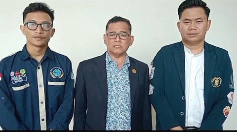 Anggota DPRD Kalbar, Zulfydar Zaidar Mochtar berfoto bersama mahasiswa. Foto: Yulia Ramadhiyanti/Hi!Pontianak