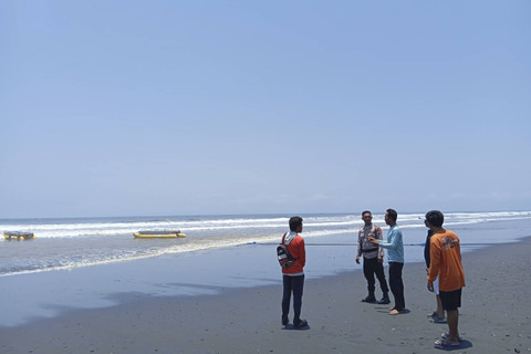Banana Boat modifikasi yang ditumpangi pegawai KPK hingga KKP terbalik di Jembrana, Bali.  Foto: Dok. Istimewa
