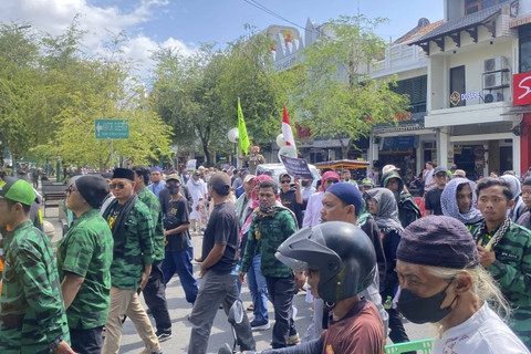 Massa yang tergabung dalam Forum Ukhuwah Islamiyah (FUI) DIY menggelar aksi long march serta datangi kantor Gubernur dan DPRD untuk serukan penolakan terhadap miras. Foto: Dok. Pandangan Jogja