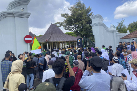 Massa yang tergabung dalam Forum Ukhuwah Islamiyah (FUI) DIY menggelar aksi long march serta datangi kantor Gubernur dan DPRD untuk serukan penolakan terhadap miras. Foto: Dok. Pandangan Jogja