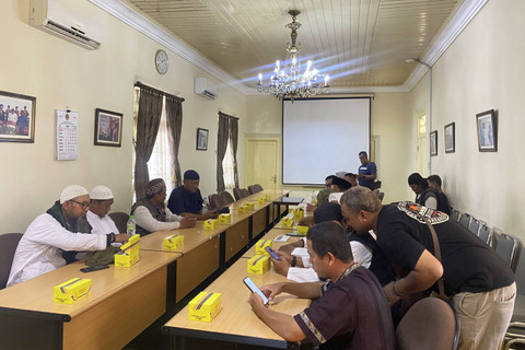 Massa yang tergabung dalam Forum Ukhuwah Islamiyah (FUI) DIY menggelar aksi long march serta datangi kantor Gubernur dan DPRD untuk serukan penolakan terhadap miras. Foto: Dok. Pandangan Jogja