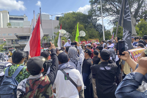 Massa yang tergabung dalam Forum Ukhuwah Islamiyah (FUI) DIY menggelar aksi long march serta datangi kantor Gubernur dan DPRD untuk serukan penolakan terhadap miras. Foto: Dok. Pandangan Jogja